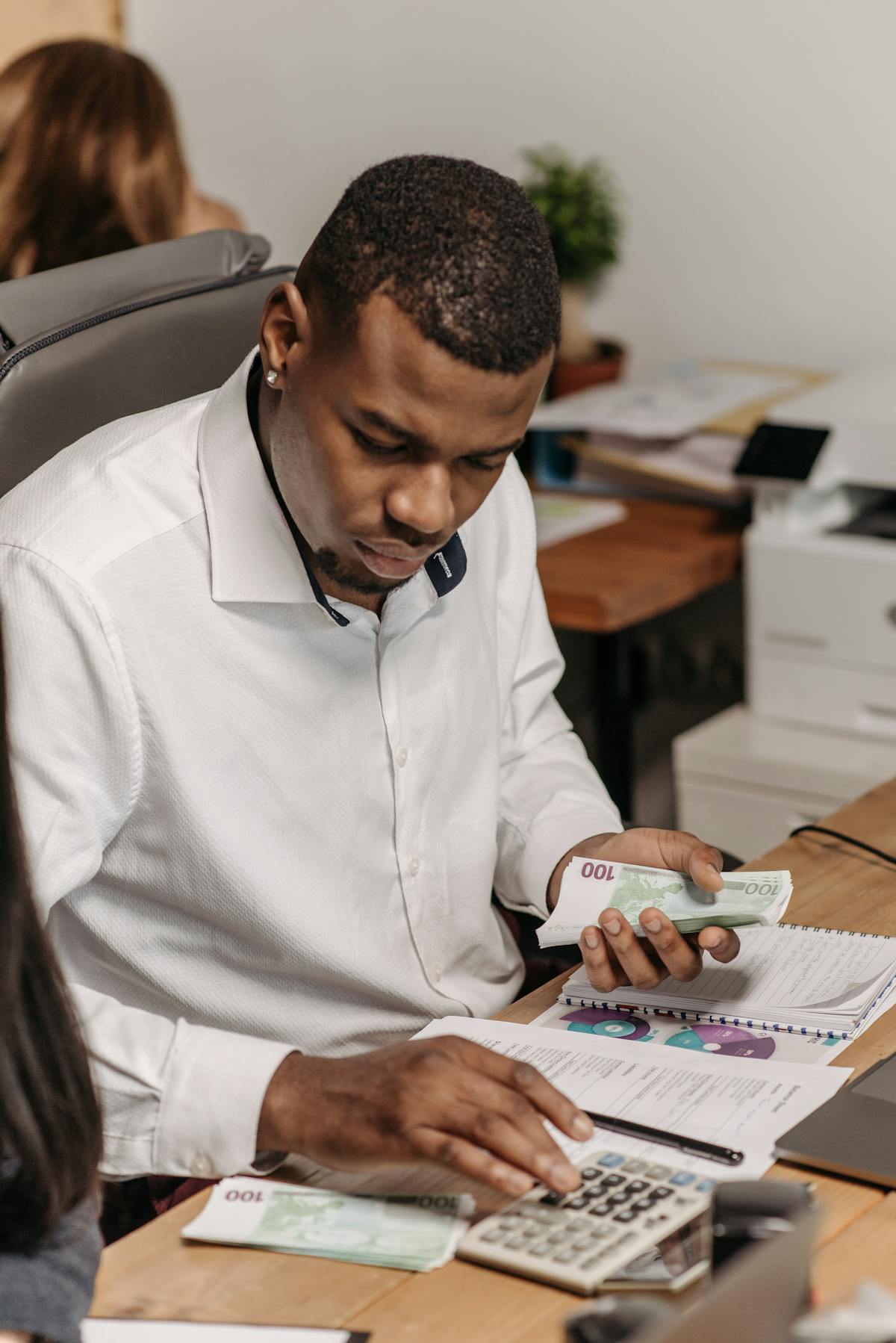 How to Write an Invoice on Paper Without Software