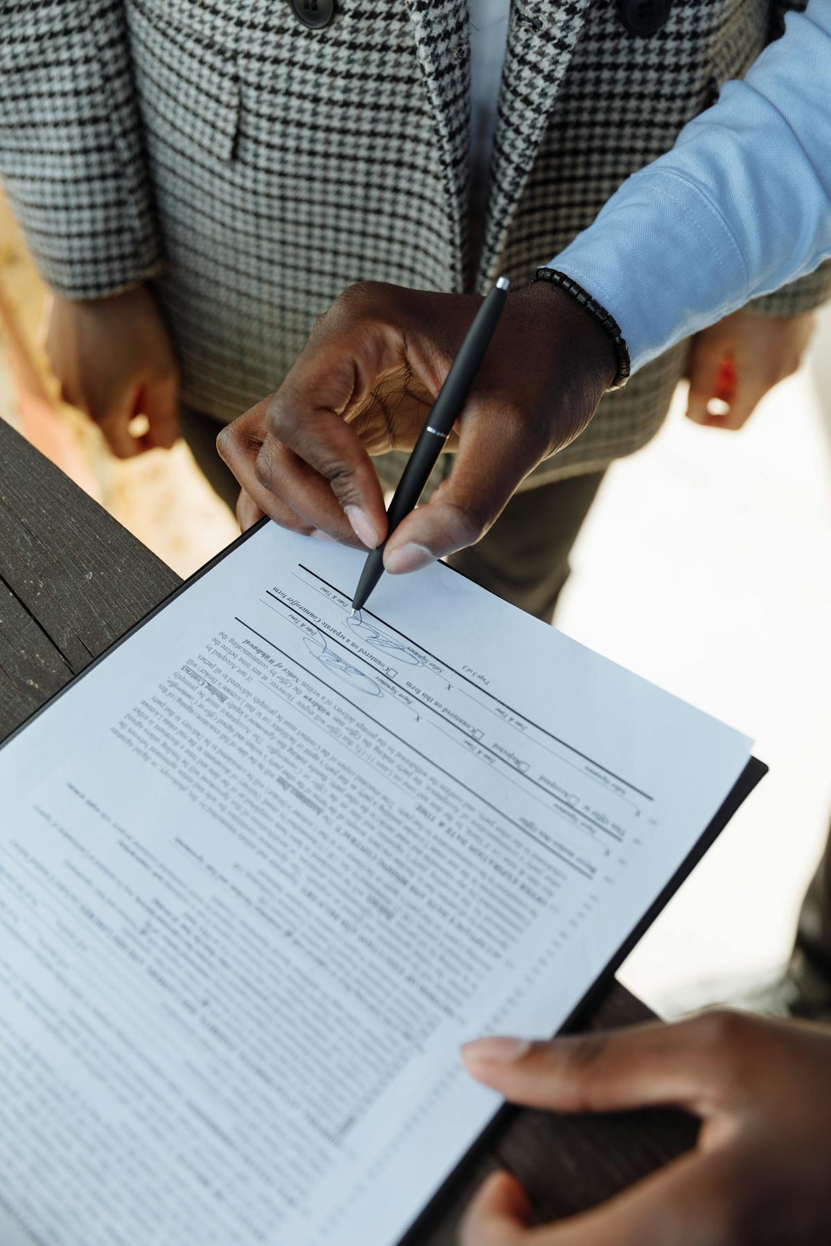 Contract signing lawyer