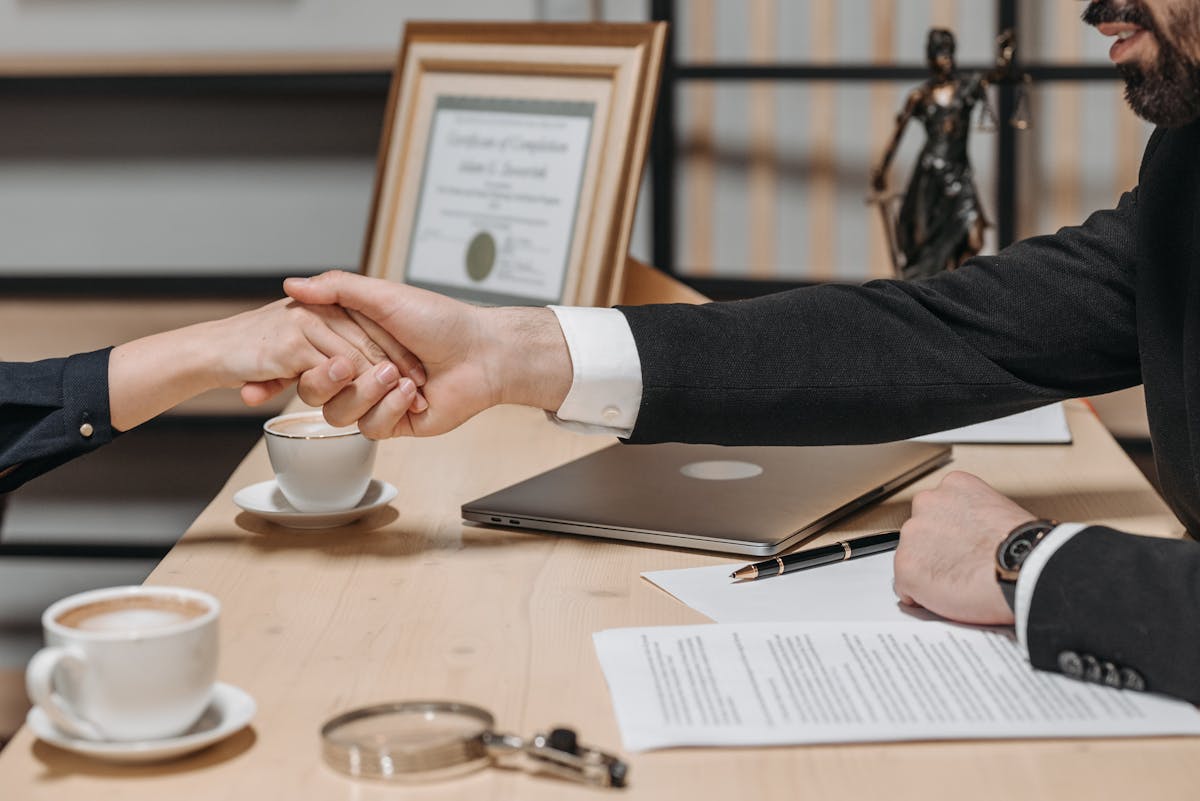 Contract signing lawyer