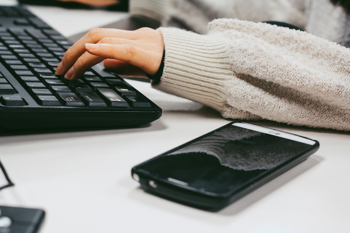 The "Common Connection" LinkedIn Opener: Using Mutuals Without Being Cringe