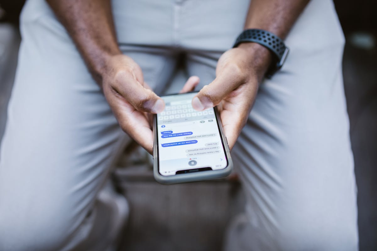 The "Comment-First" LinkedIn Strategy: Earning Recognition Before You Pitch
