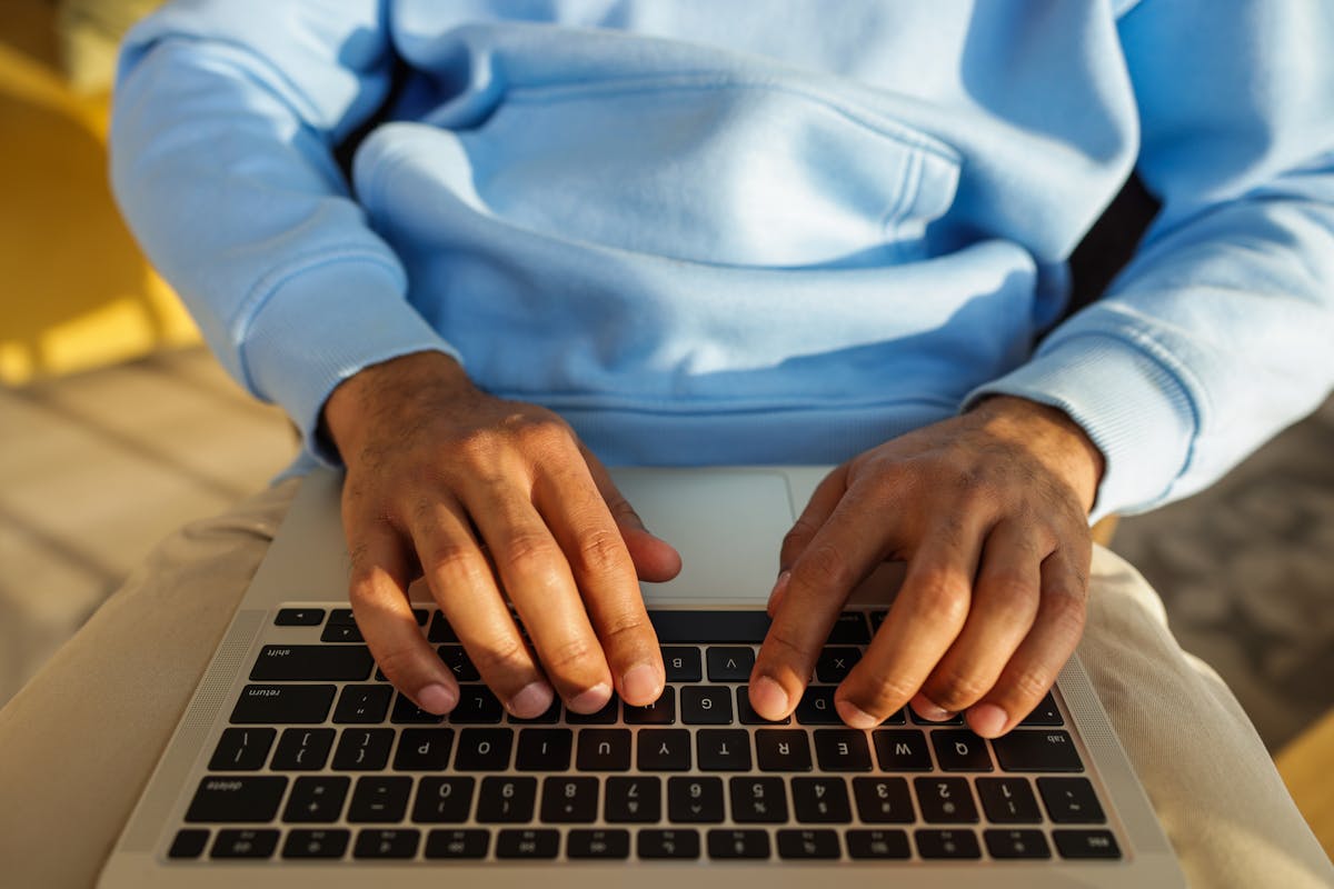 Cold Outreach to Founders Who Read Hacker News, Indie Hackers, and Reddit