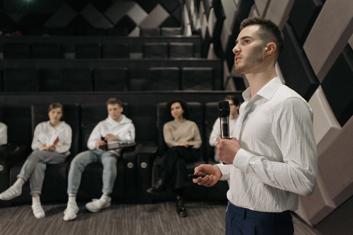 The Liking Principle in Sales Calls: 4 Micro-Behaviors That Build Rapport in 60 Seconds