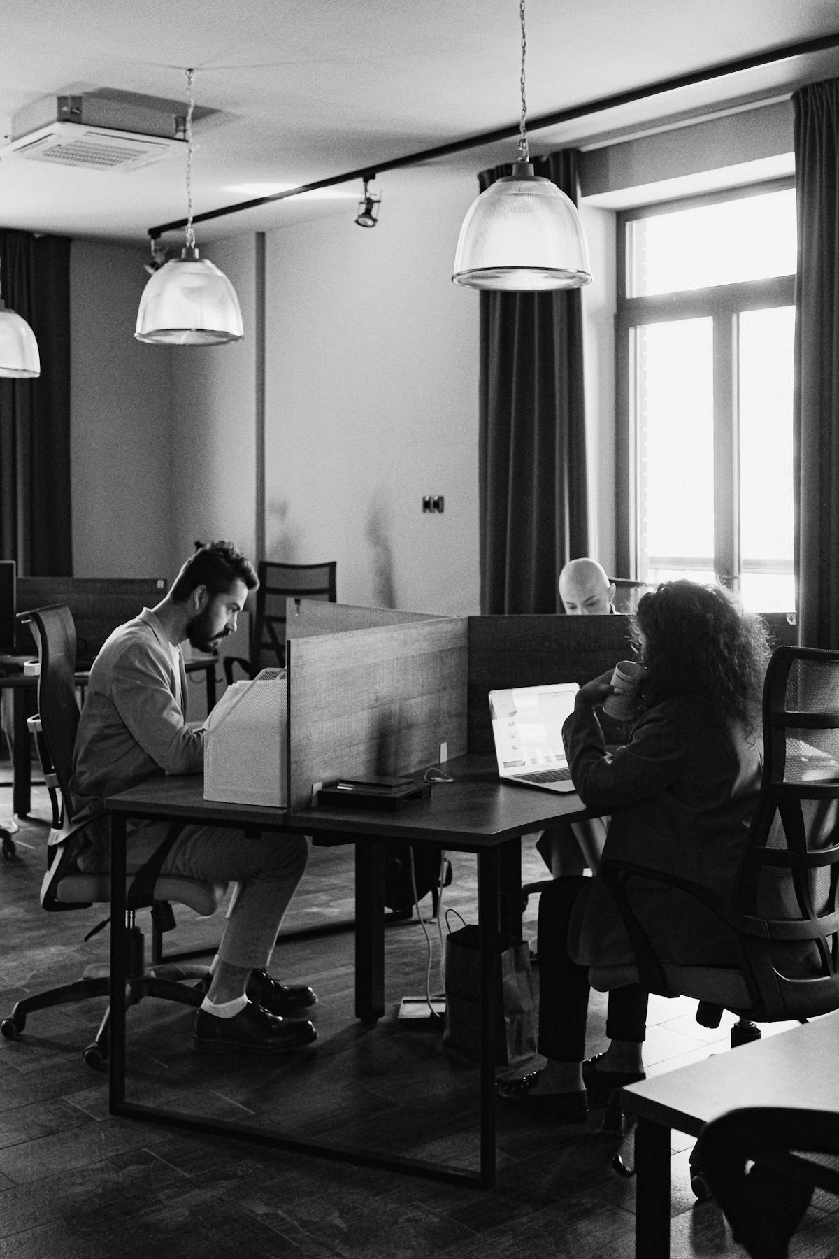 Subcontractor vs. Employee: A 4-Axis Decision Matrix for Solo Consultants
