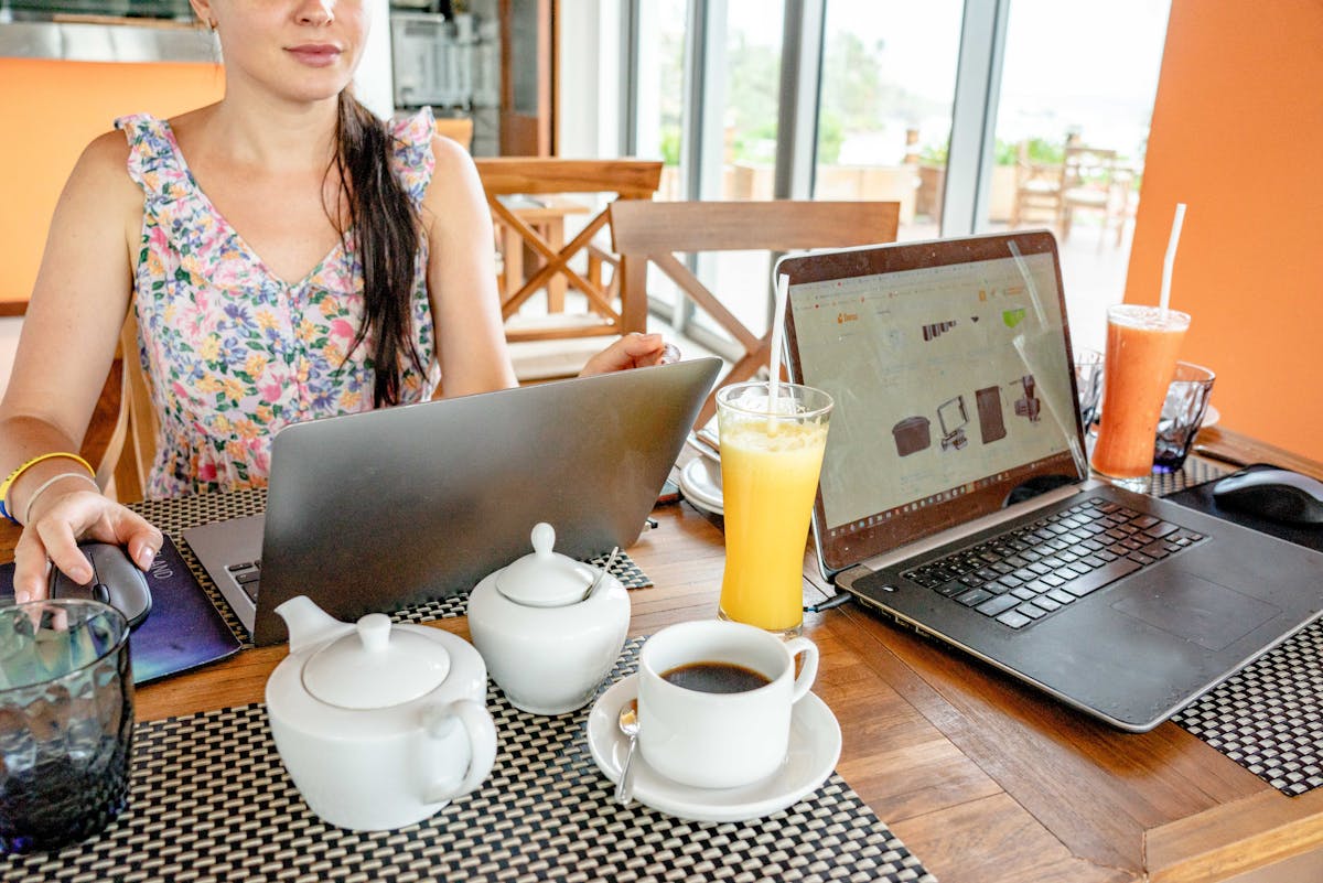 How to Manage Clients as a Freelancer (Without Burning Out)