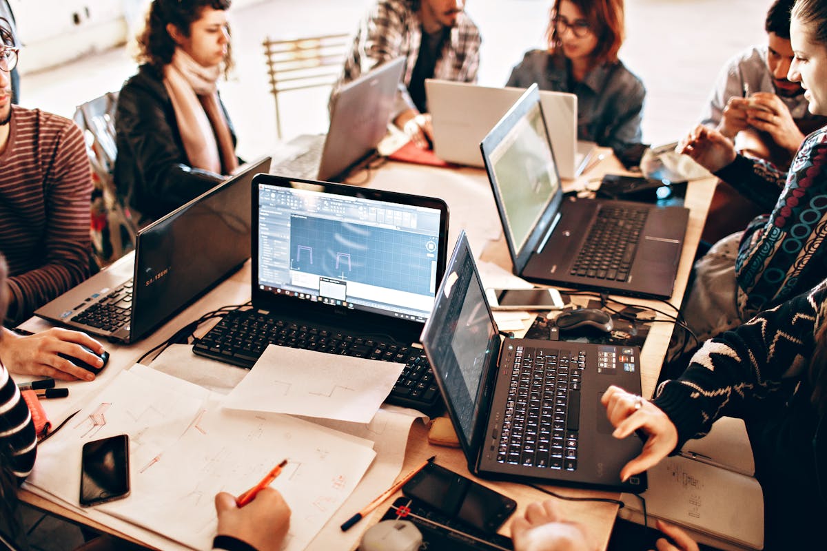 Wave vs. FreshBooks for Freelancers (Free vs. Paid, Is It Worth It?)